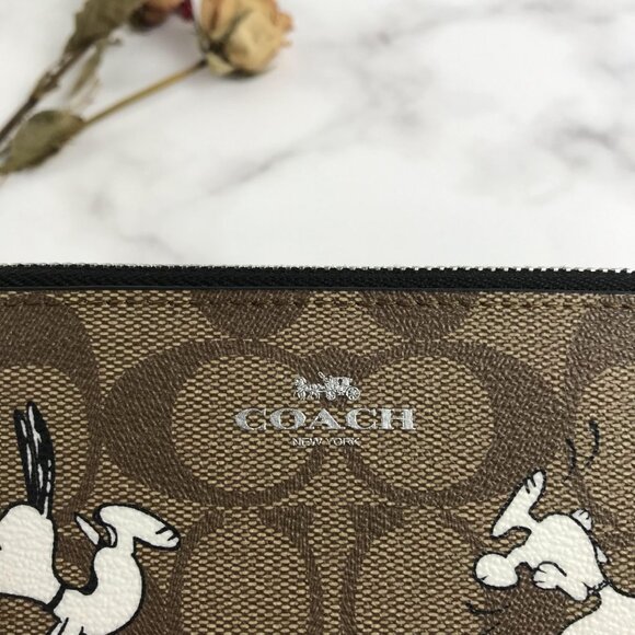 Coach X Peanuts Corner Zip Wristlet Wallet With Snoopy & Woodstock - Picture 4 of 10